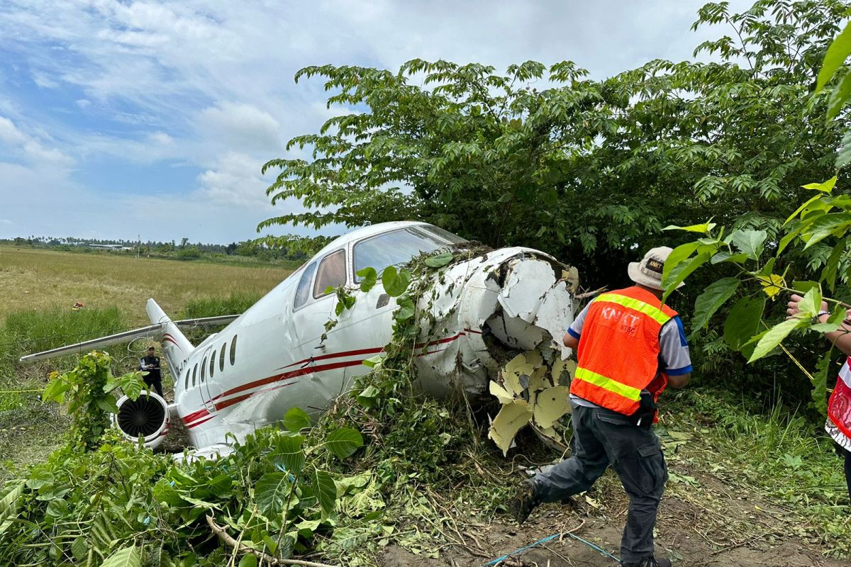 KNKT membawa kotak hitam Hawker 900 untuk investigasi