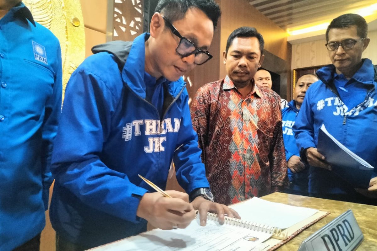 Eko Patrio dan rombongan PAN sambangi KPU DKI untuk daftarkan bacaleg