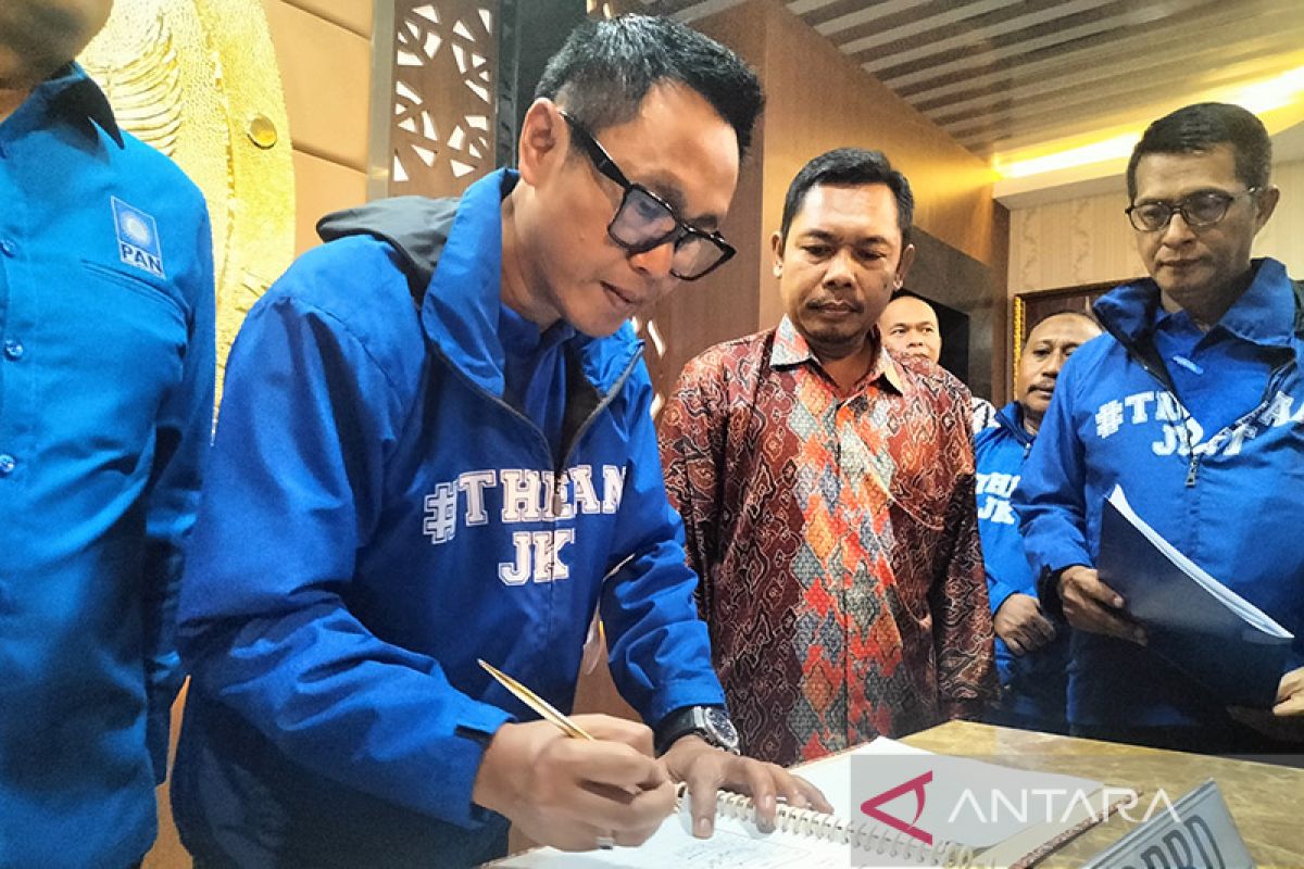 Eko Patrio dan rombongan PAN sambangi KPU DKI untuk daftarkan bacaleg