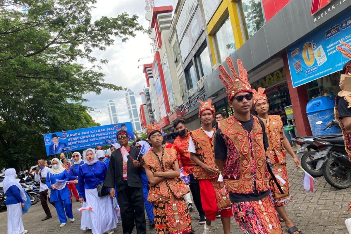 KPU didatangi bakal caleg  dengan parade lintas budaya