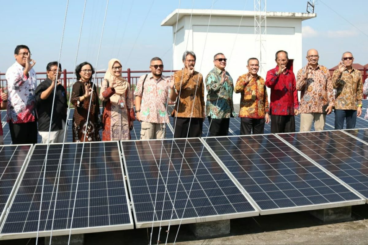 Pertamina meresmikan bantuan pemasangan PLTS atap di UGM