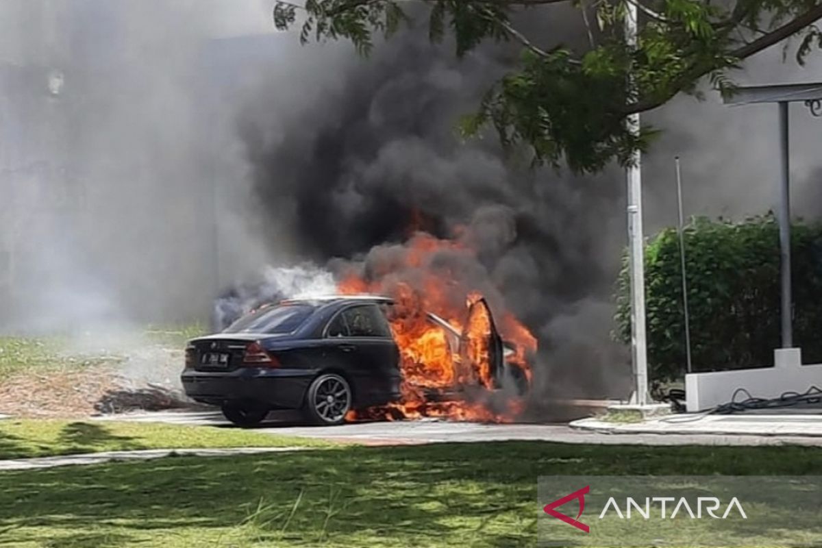 Sebuah mobil mewah terbakar di Jakarta Garden City