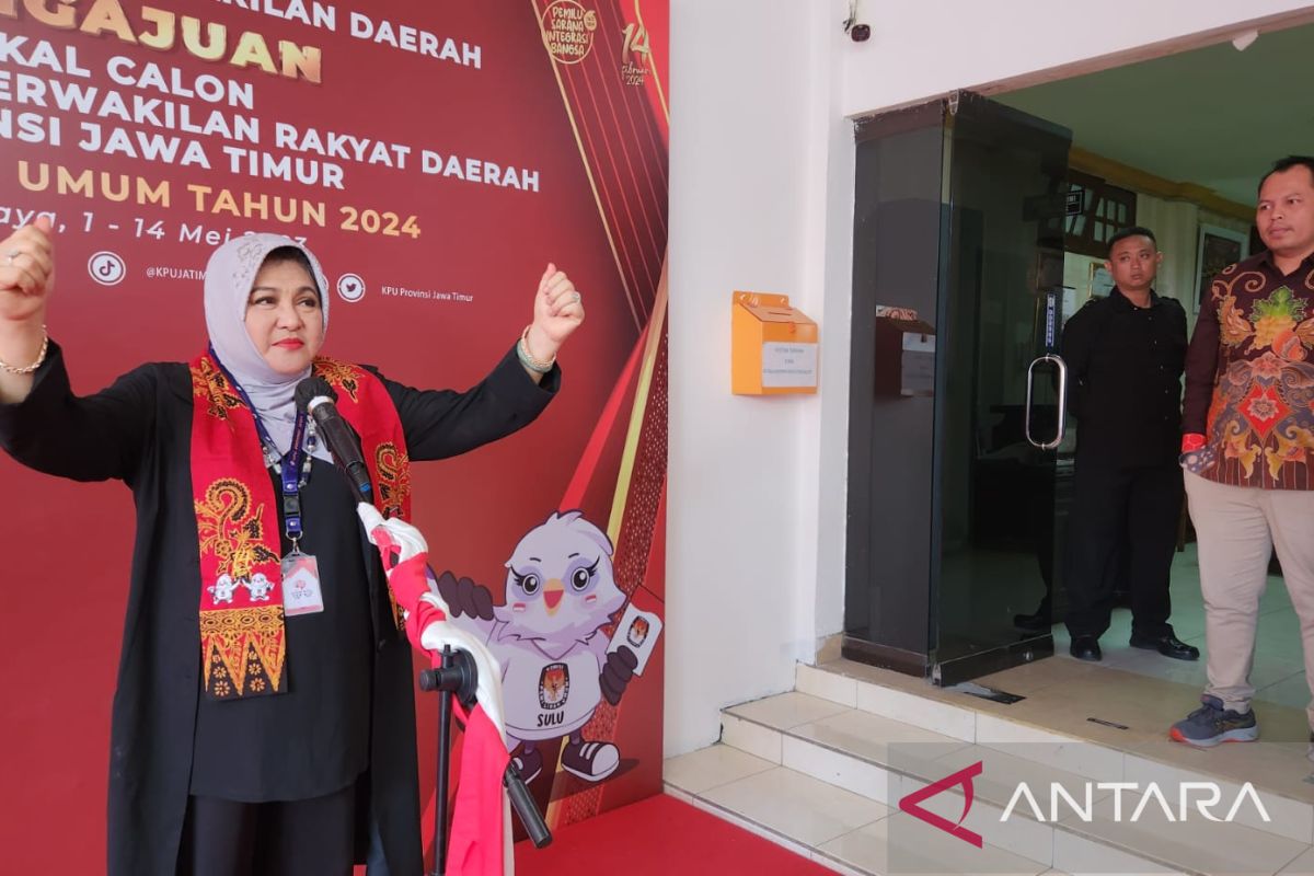 Artis Emilia Contessa daftar bakal calon DPD RI dari Jatim