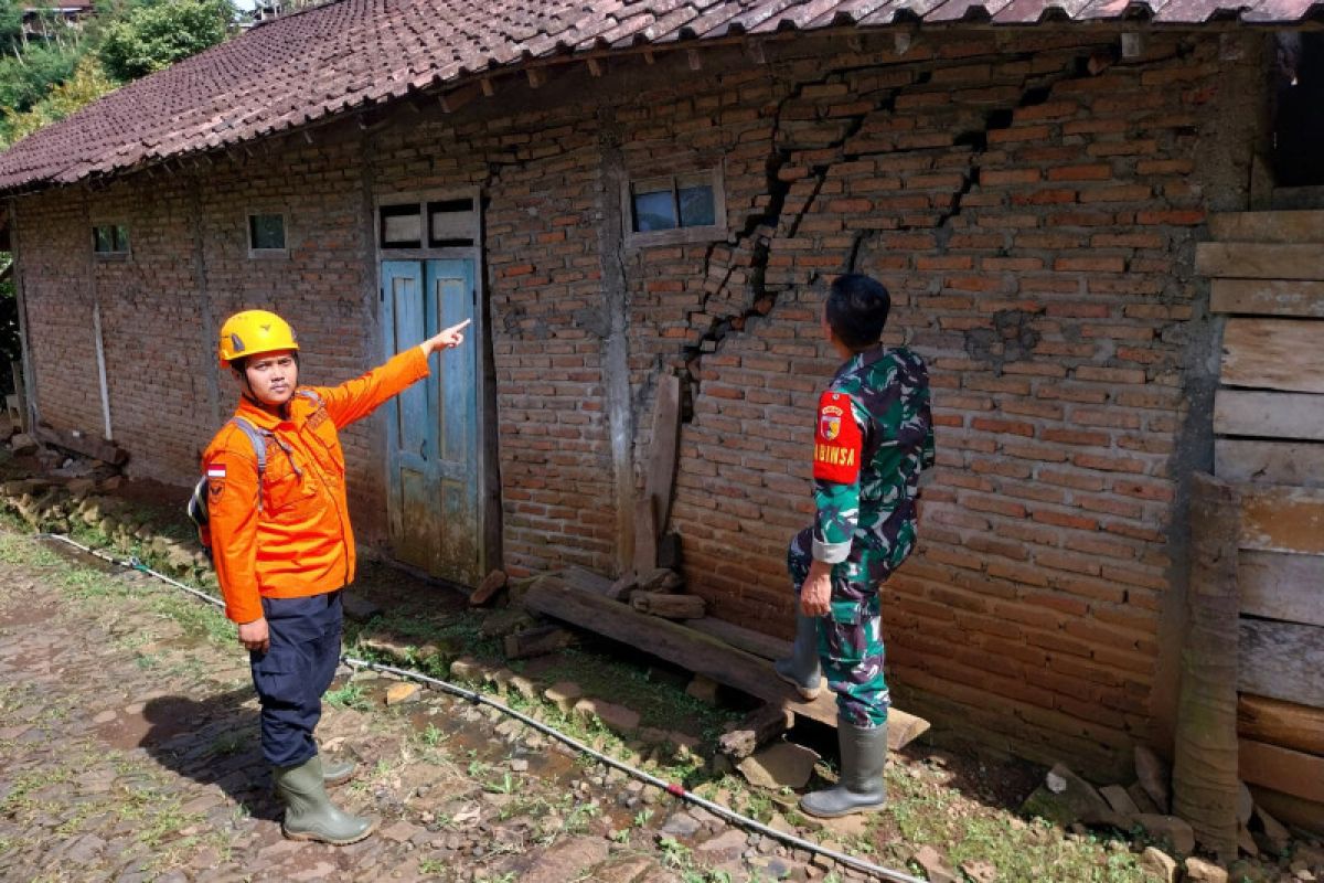 BPBD Ponorogo pantau perkembangan tanah retak di Bekiring