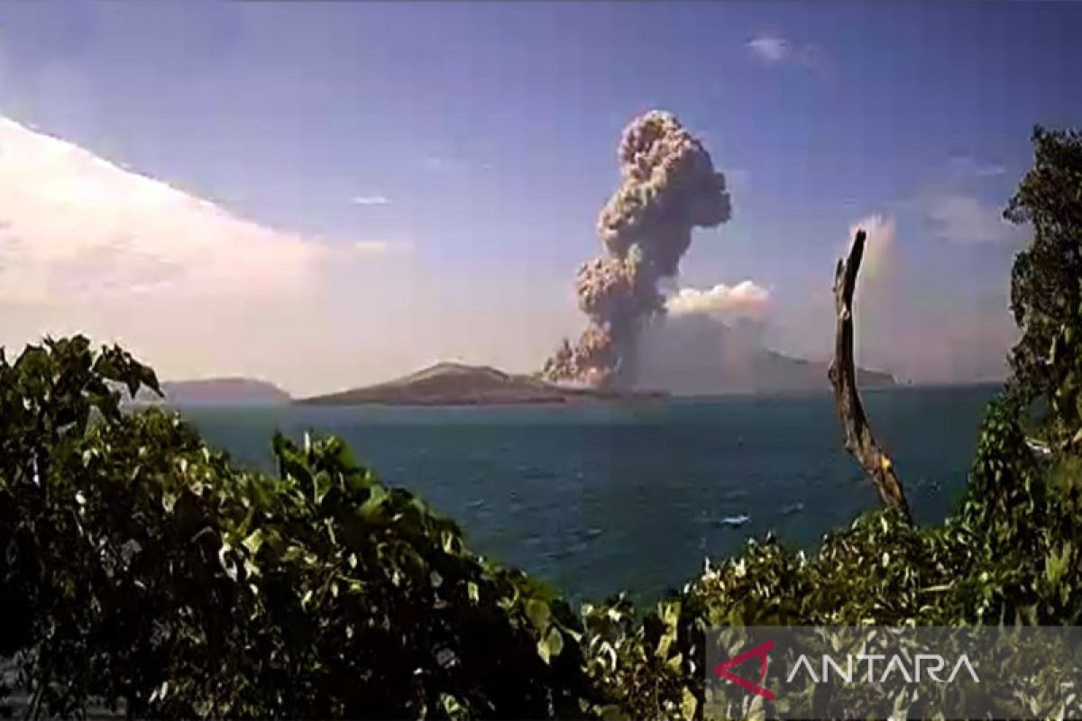 Gunung Anak Krakatau meletus lontaran abu setinggi 2.500 meter