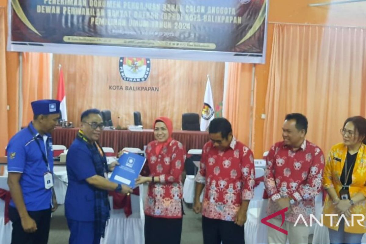 KPU Balikpapan menerima pendaftaran caleg PAN dan Hanura