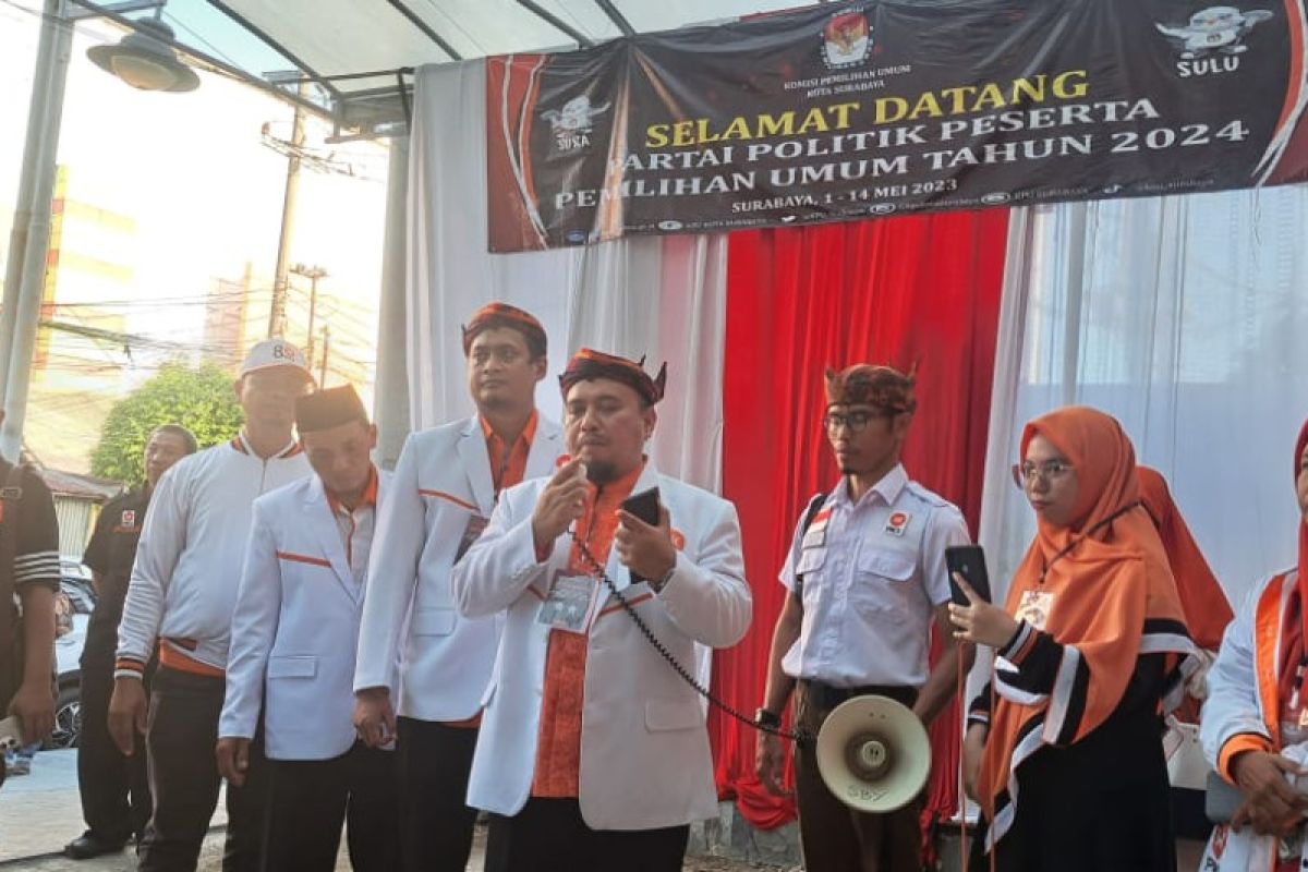 PKS Surabaya daftar 50 Bacaleg ke KPU sambil konvoi naik becak