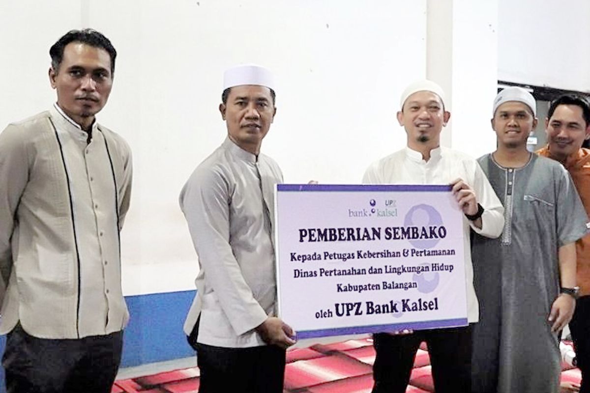 UPZ Bank Kalsel berikan paket sembako kepada Petugas Kebersihan dan Pertamanan Balangan