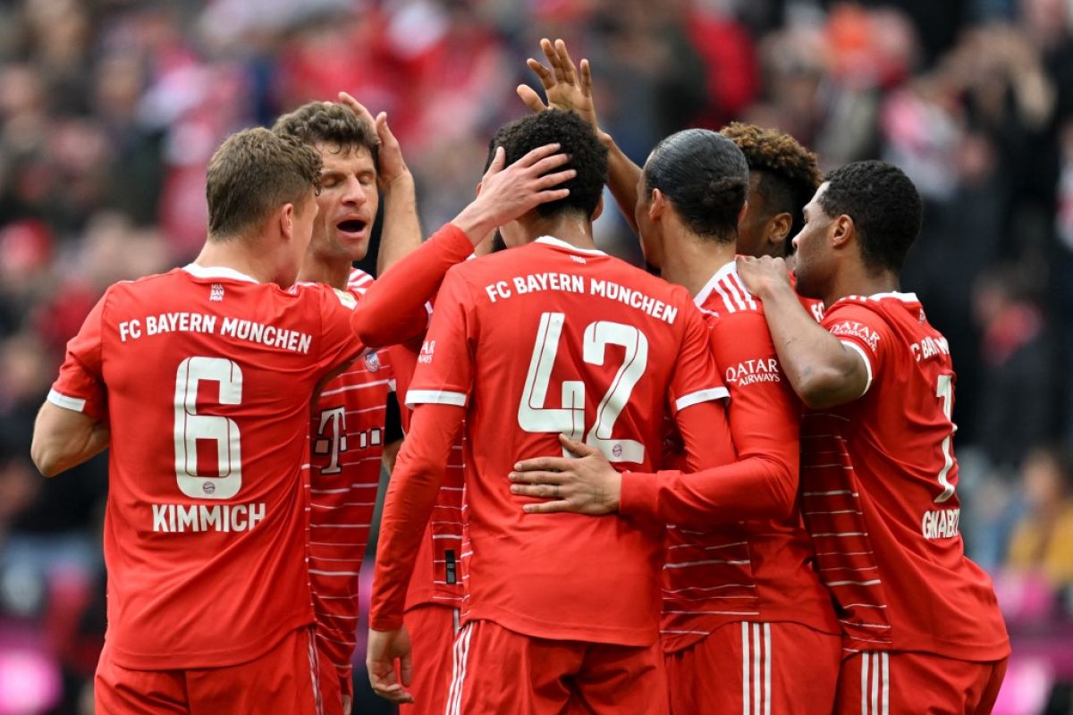 Bayern Muenchen pertahankan posisi puncak usai hajar Schalke skor 6-0