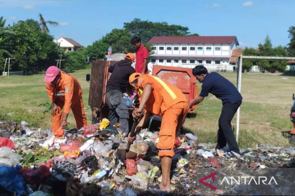 Pemkab Bekasi kembali bersihkan sampah di dua TPS liar