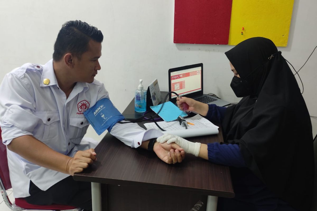 Pengurus  Perhumas Aceh langsung donor darah setelah dilantik Boy Kelana