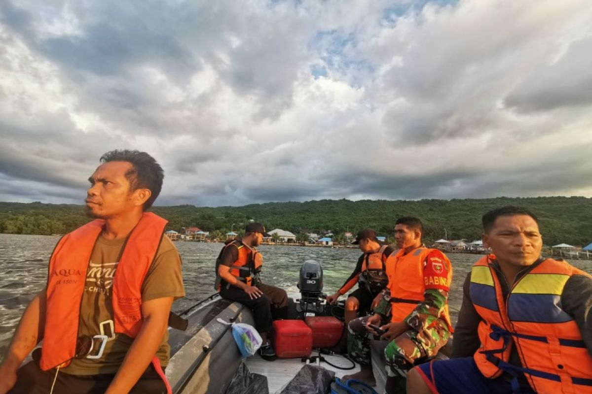 Basarnas mencari nelayan hilang terjatuh dari perahu saat melaut di Buton