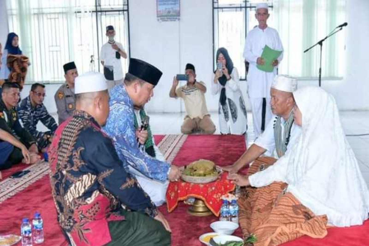 Pj. bupati  tepung tawari dan upah-upah 74 Calhaj Tapteng