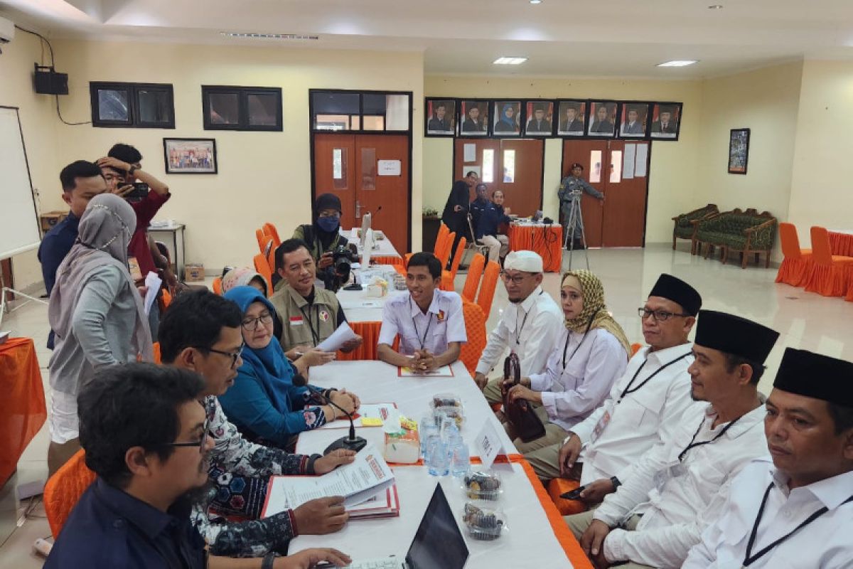 Gerindra daftarkan 100 bacaleg ke KPU Banten