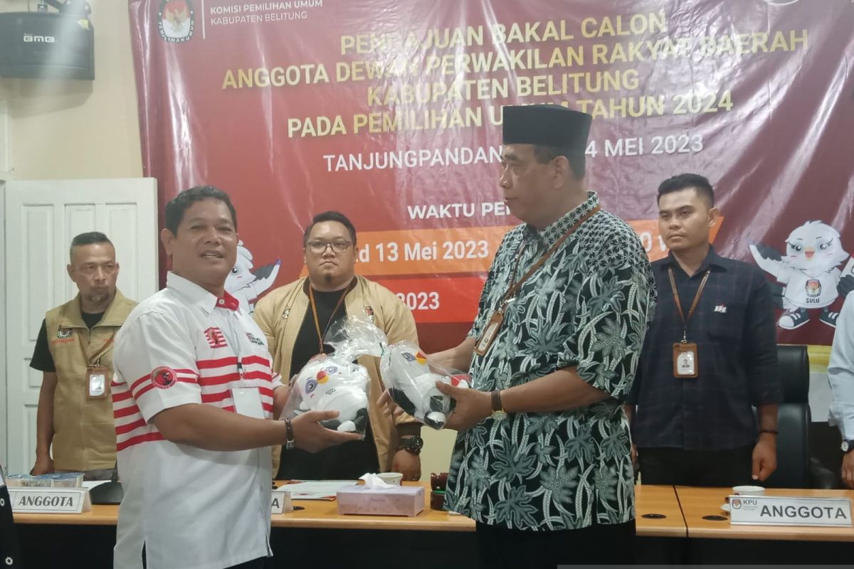 KPU Belitung serahkan maskot Pemilu 2024 kepada parpol pendaftar Bacaleg