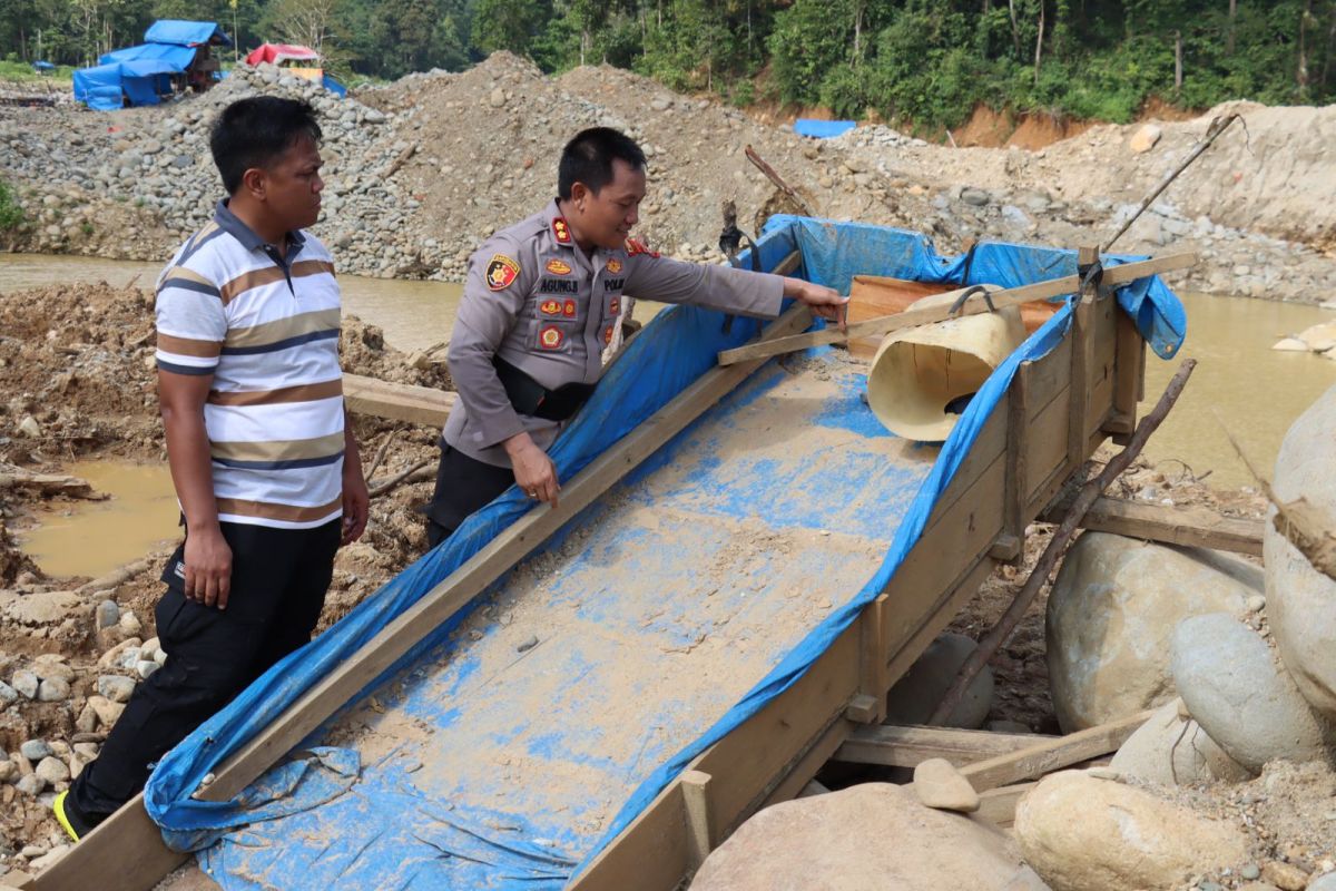 Tim Gabungan Bareskrim Mabes Polri temukan bukti aktifitas tambang emas ilegal di Tombang Talamau