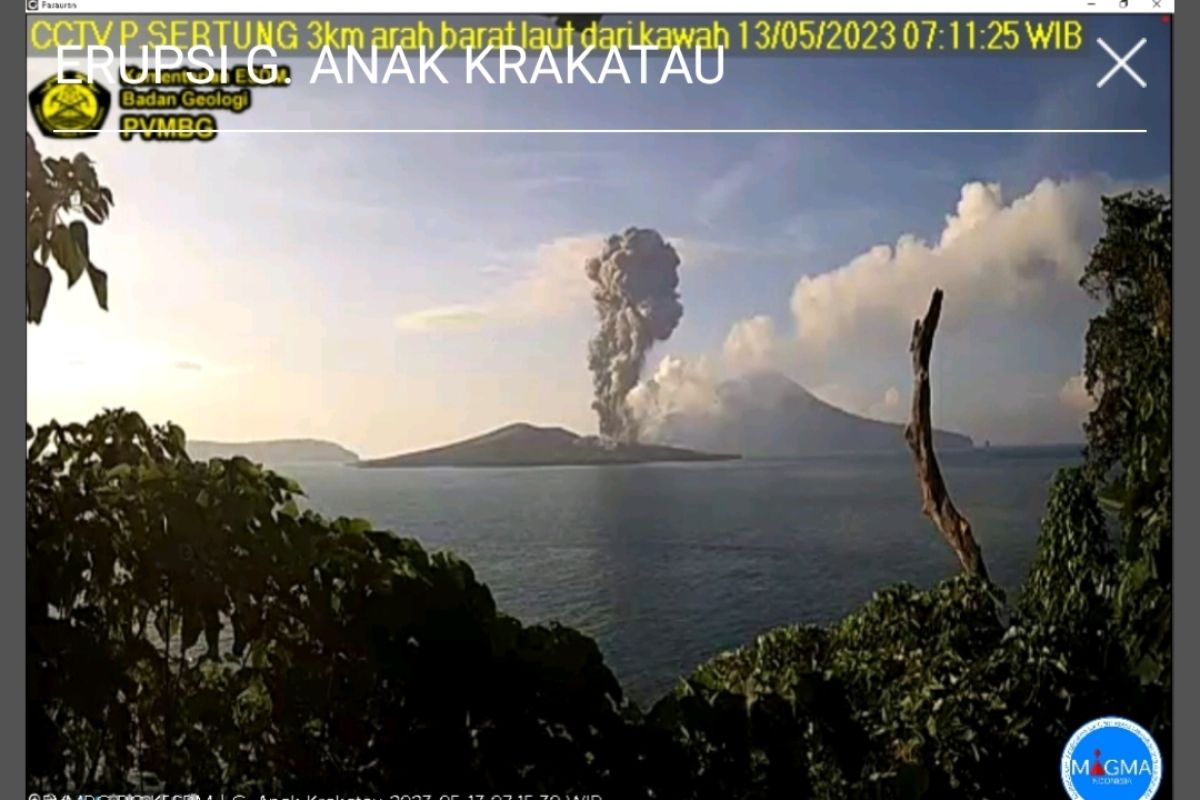 Gunung Anak Krakatau erupsi, lontarkan abu abu vulkanik 2.000 meter