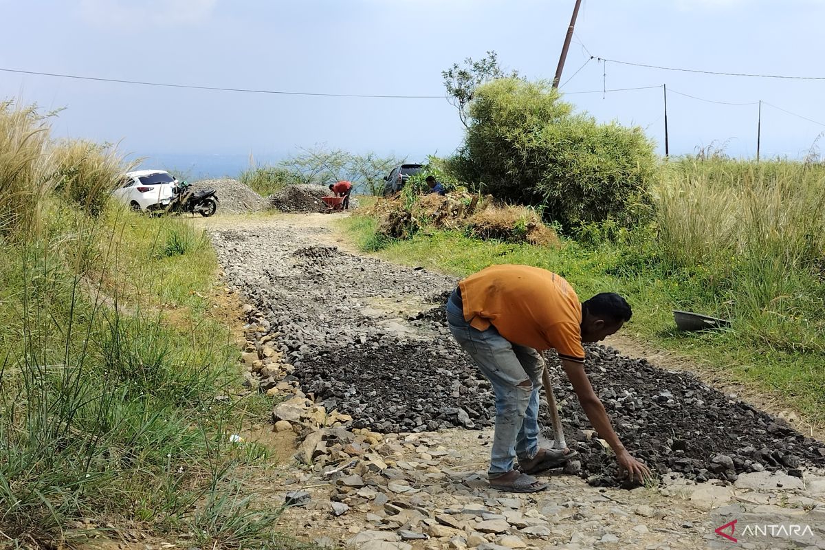 Warga di Bojongkoneng Bogor swadaya perbaiki jalan desa