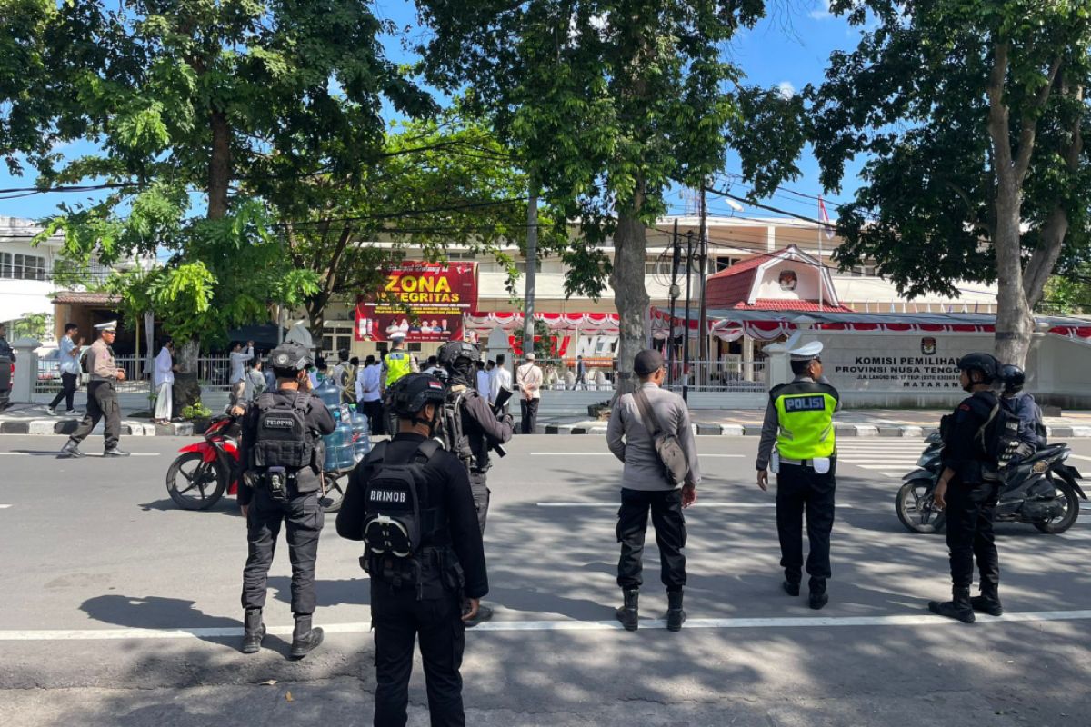 Polisi kawal pendaftaran bakal caleg DPRD di KPU Lombok Utara