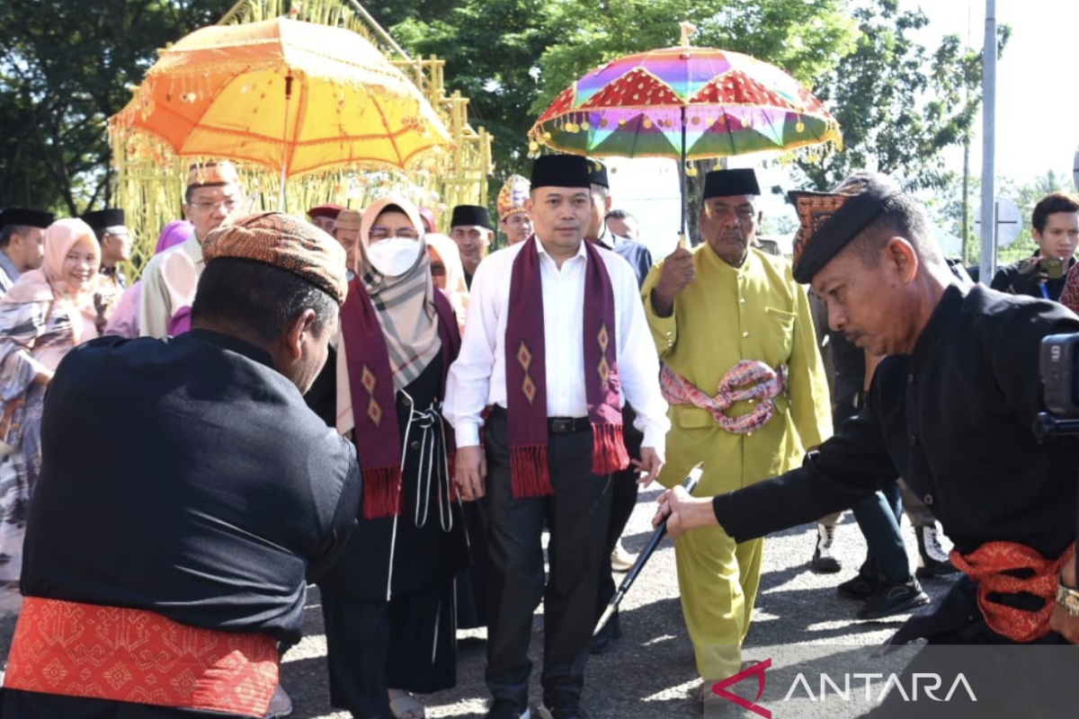 Penjabat Gubernur Gorontalo disambut dengan adat Mopotilolo