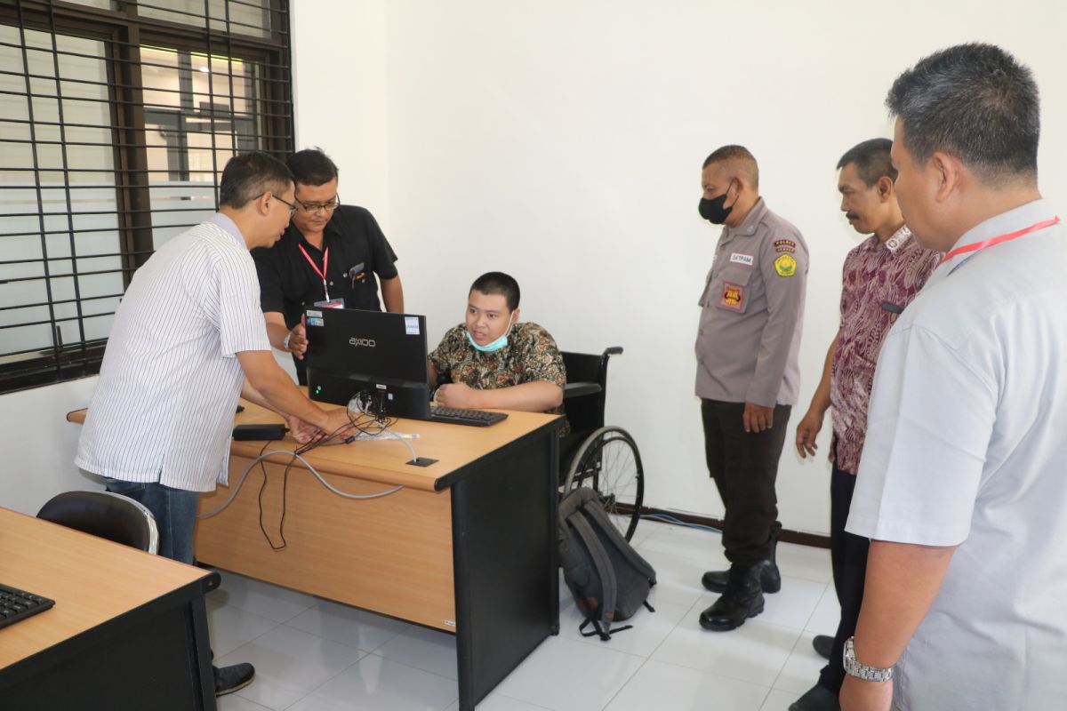 Dua difabel tetap semangat ikuti UTBK SNBT Universitas Jember