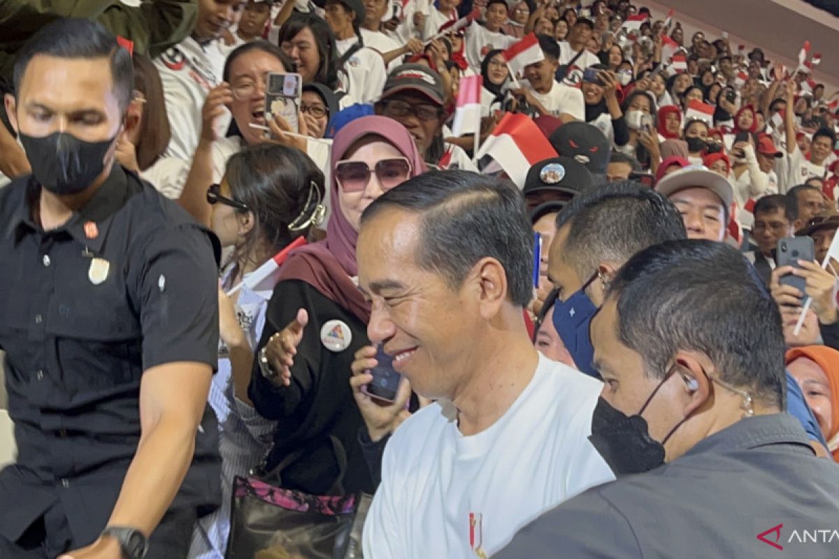 Jokowi attends people's conference to address his volunteer groups