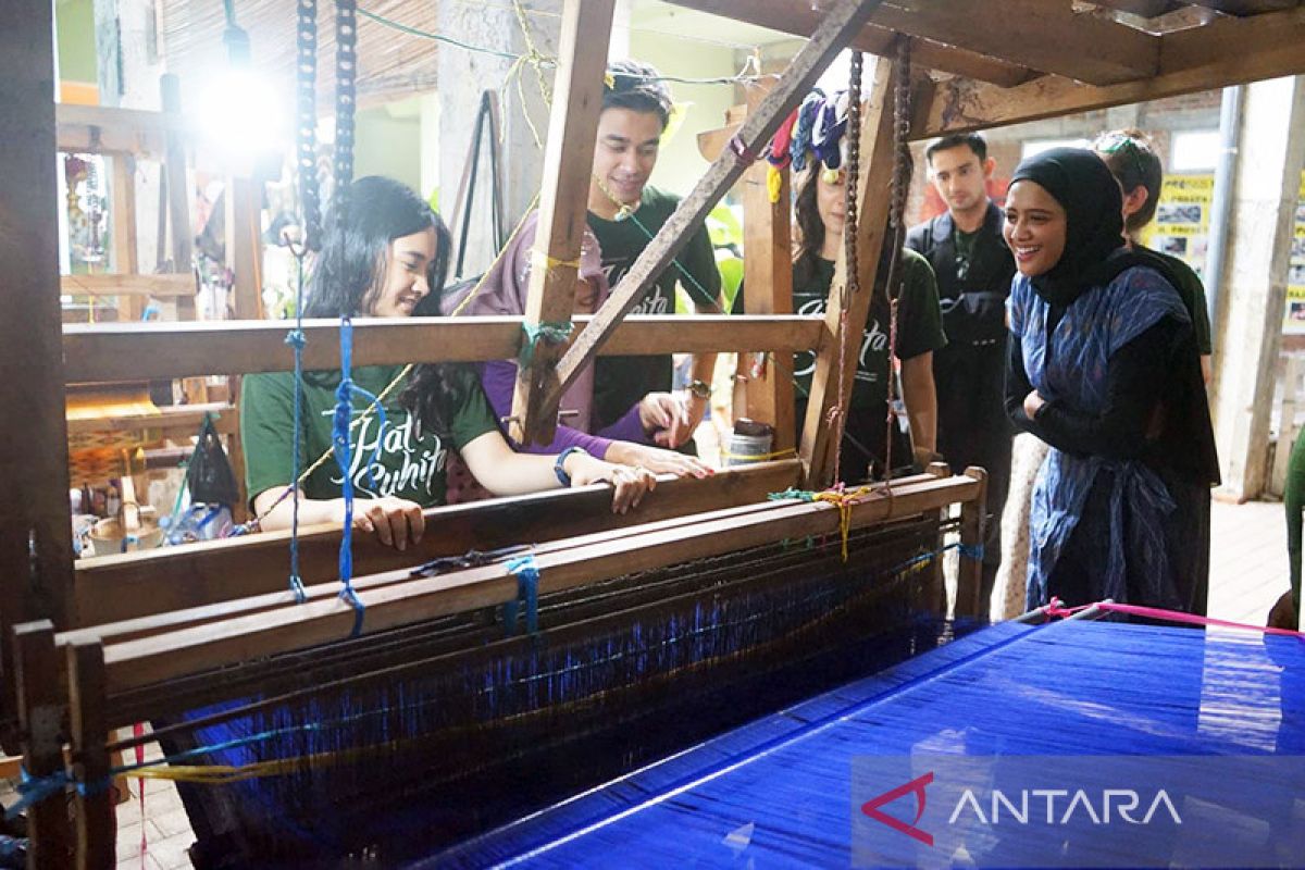 Produser film Chand Parwez tertarik tenun ikat Kediri