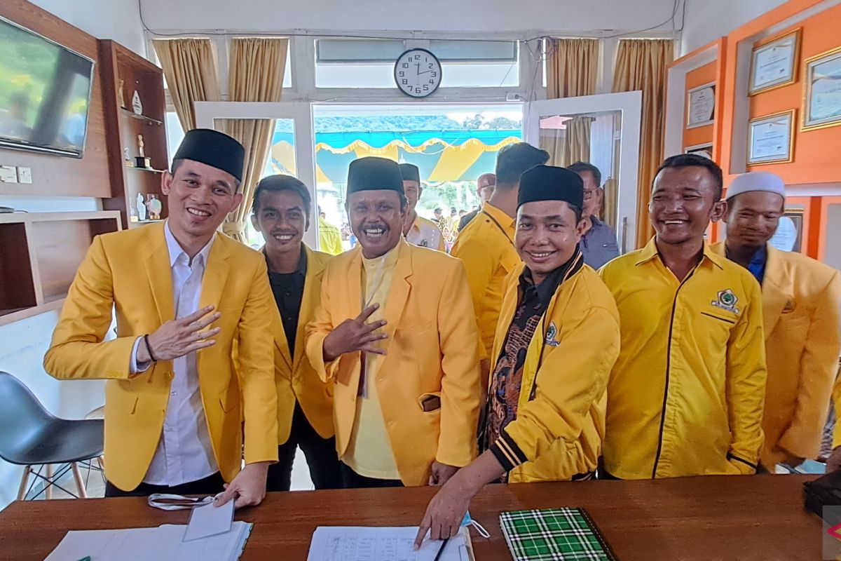 Partisan dan kader Golkar ikut daftarkan calegnya di KPU KKU