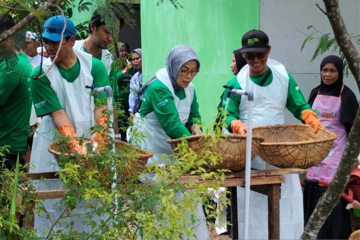 Ponpes Miftahul Ulum - Adaro wujudkan keakraban dengan pengolahan patin beku