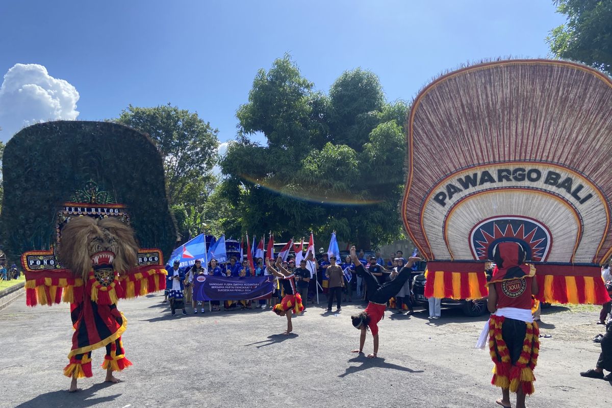 Aksi seni warnai pendaftaran bacaleg di KPU Bali