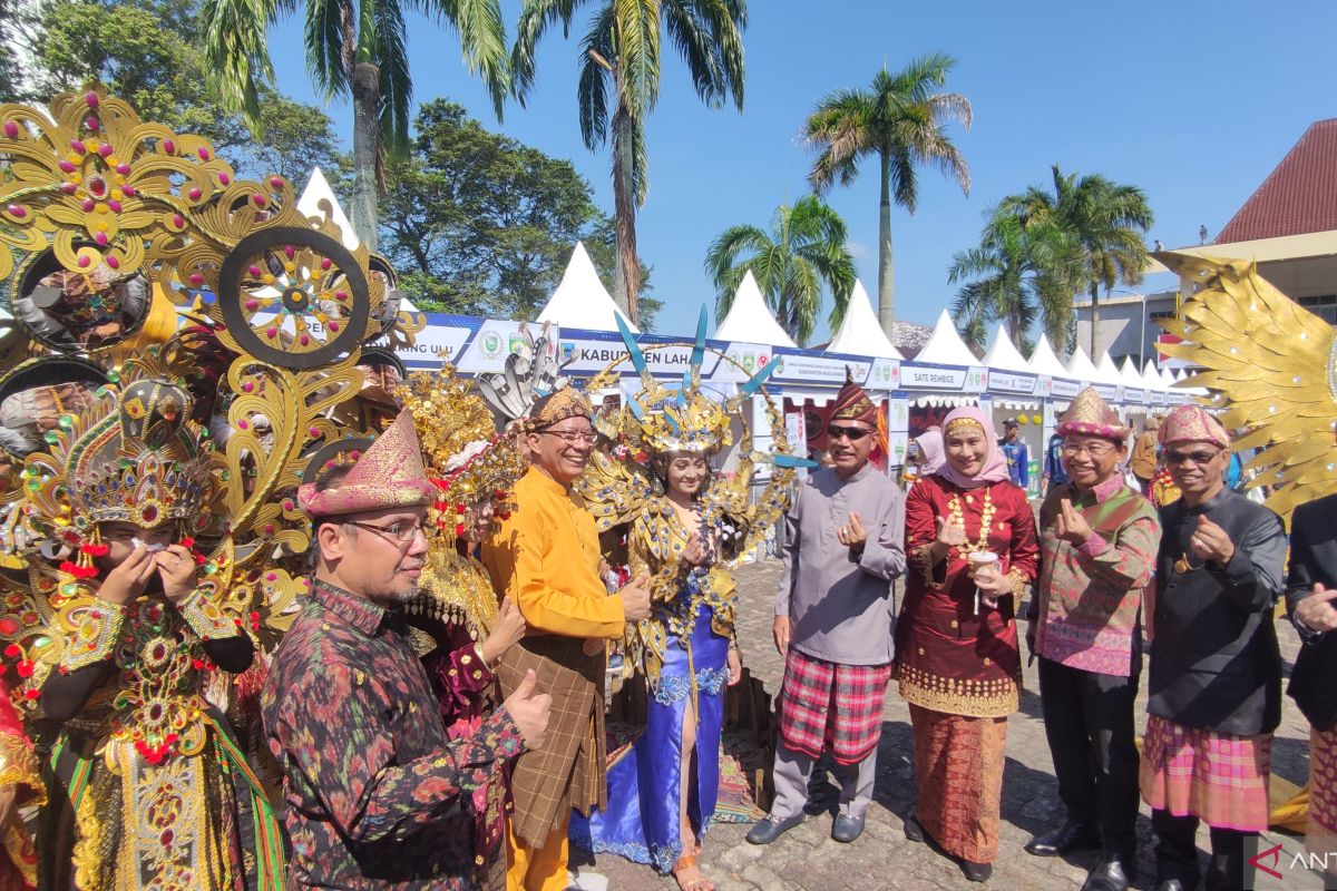 Parade Budaya Nusantara menyemarakkan HUT Ke-77 Sumatera Selatan