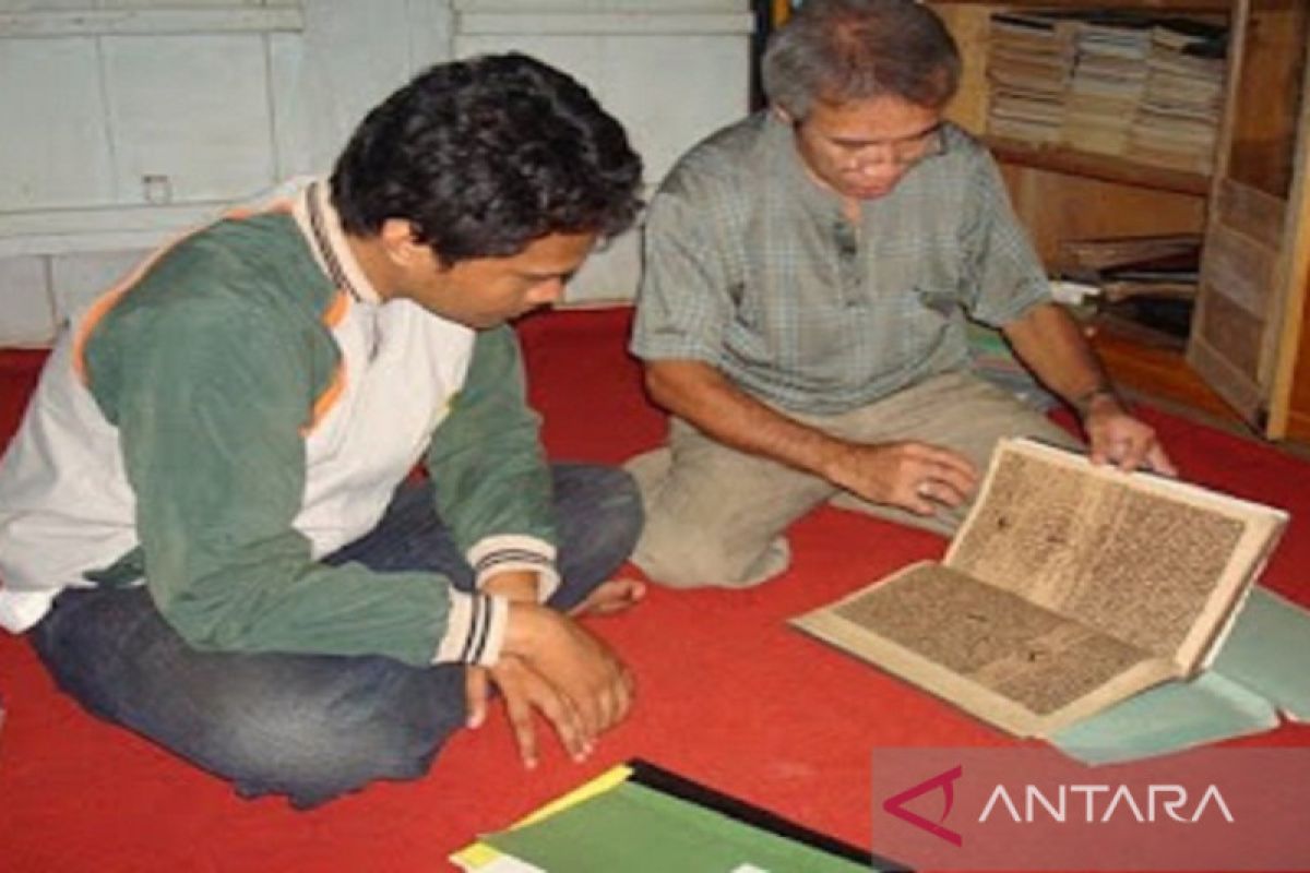 Dinas Perpustakaan Kota Baubau selamatkan 60 naskah kuno