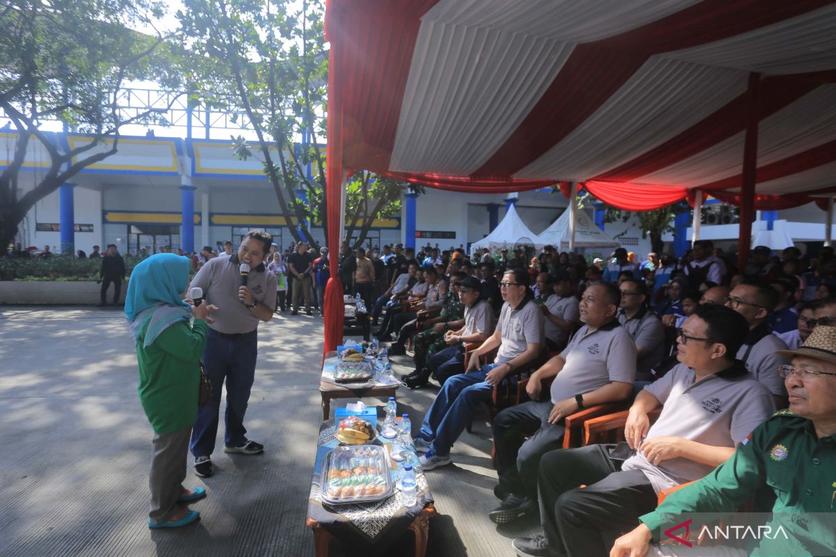 Wali Kota Tangerang berikan hadiah umrah untuk buruh