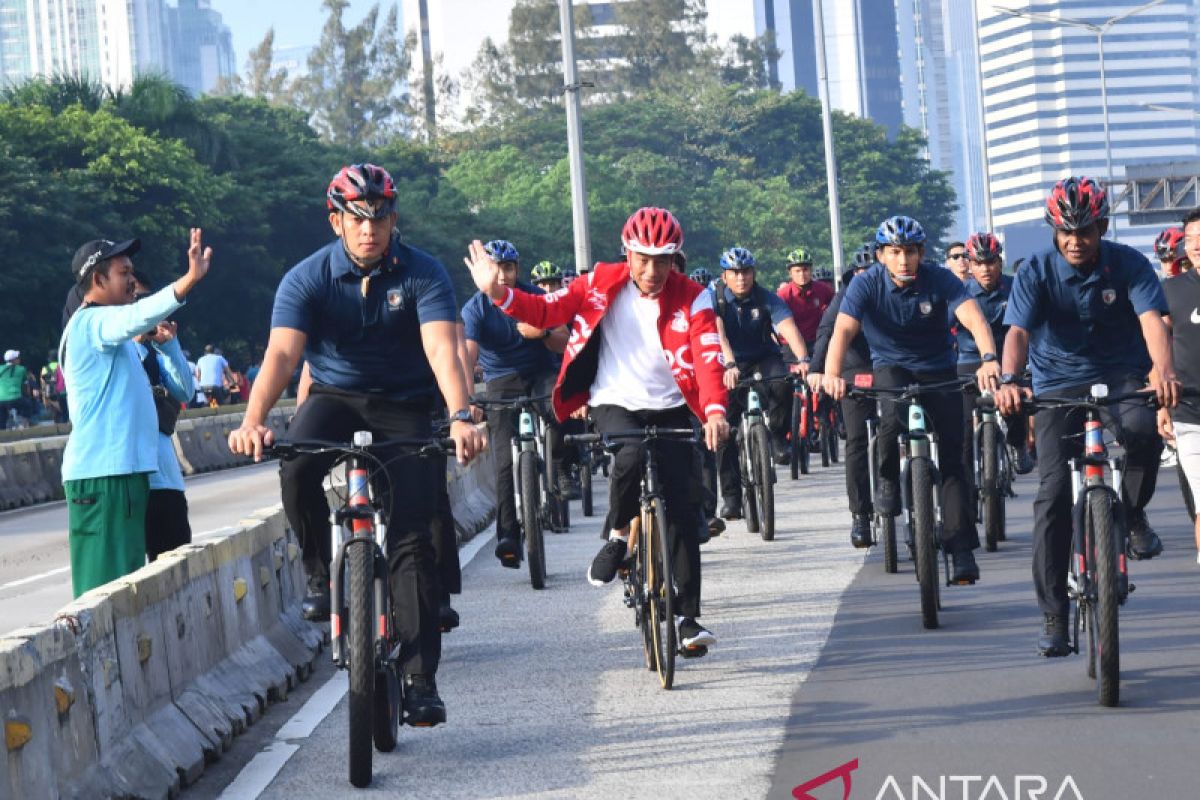Presiden Jokowi bersepeda di kawasan CFD Sudirman-Thamrin