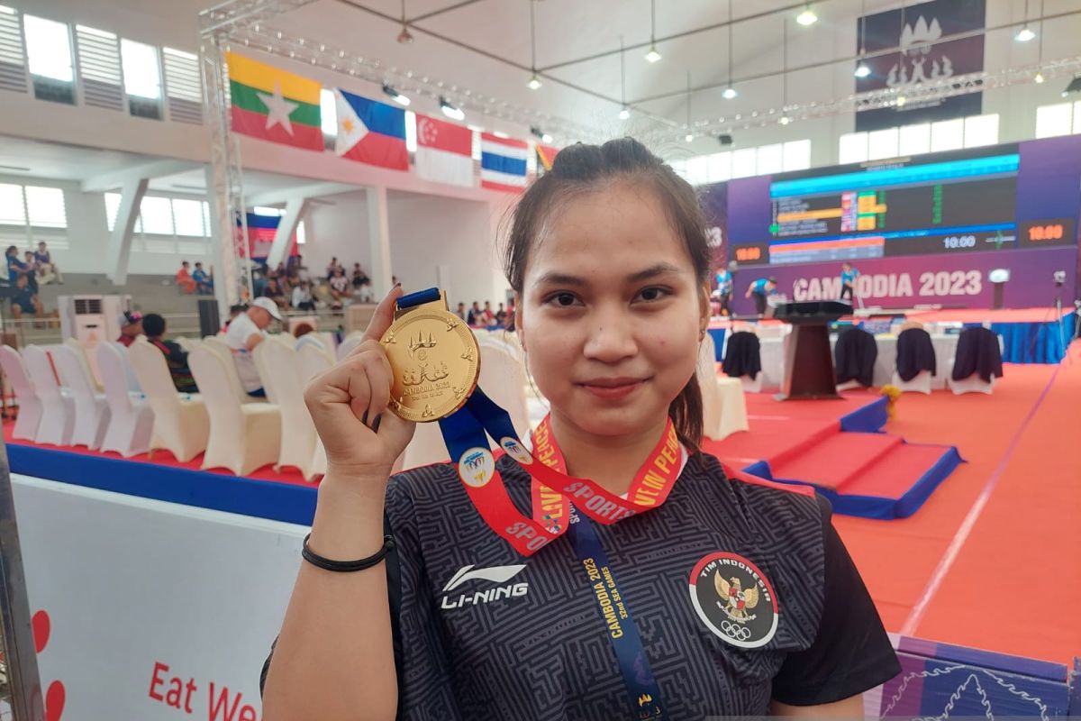 Lifter Juliana Klarisa buat kejutan raih emas di kelas 55kg putri