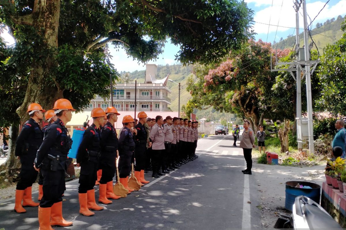 Polisi padamkan kebakaran lahan di Humbahas