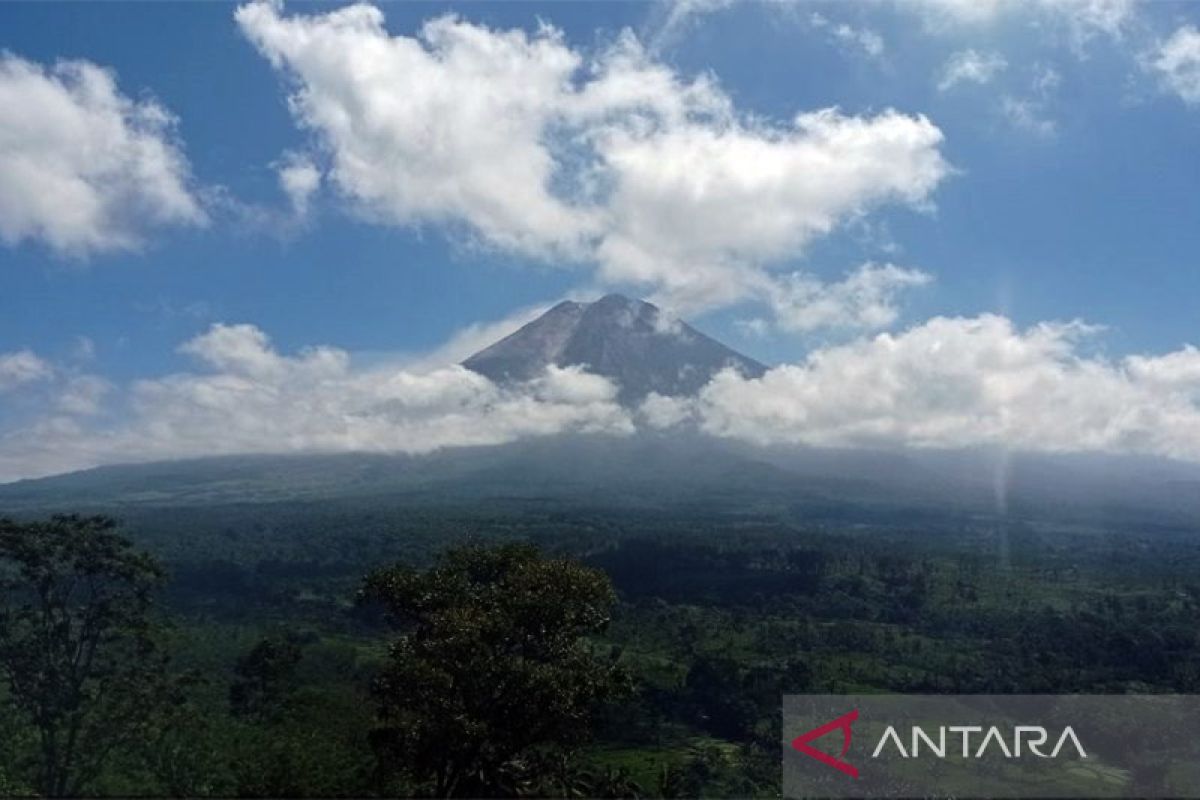 Gunung Semeru kembali luncurkan awan panas guguran sejauh 1,5 km