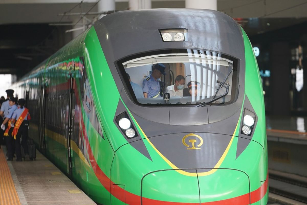 Jalur Kereta China-Laos catat 13.000 perjalanan lintas perbatasan