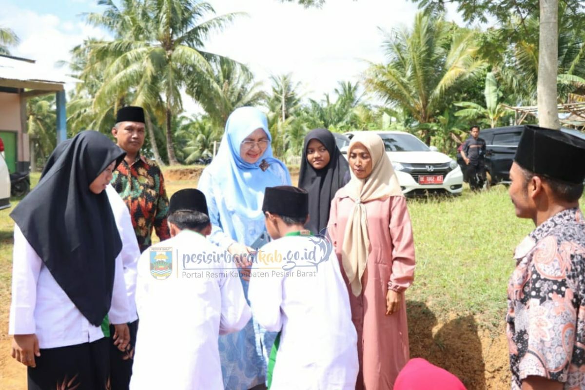 TP-PKK Kabupaten Pesisir Barat berikan bantuan kepada dua pondok pesantren