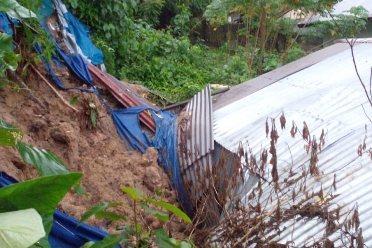 Intensitas hujan tinggi, 11 rumah rusak akibat tanah longsor di Ambon