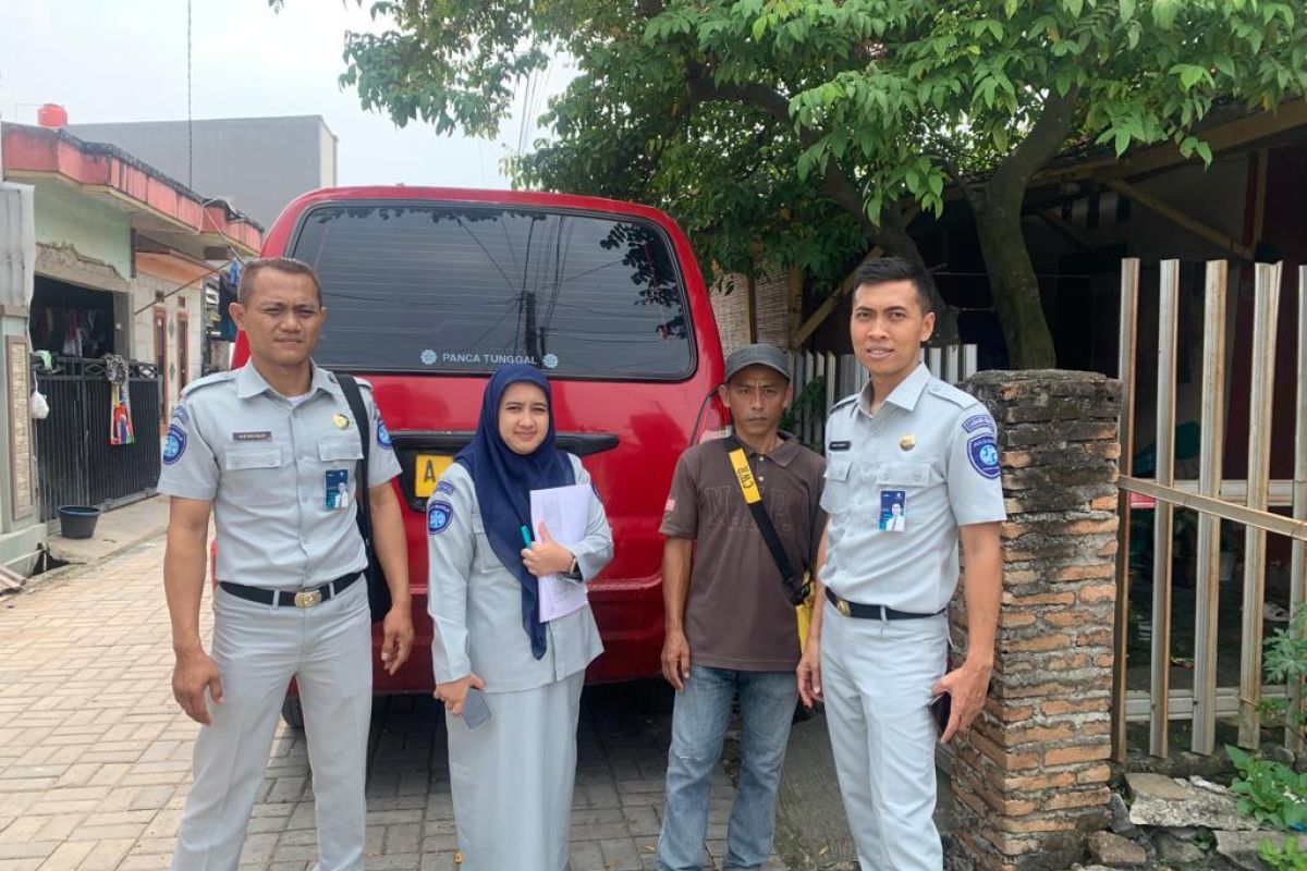 Kasubag IWKBU Jasa Raharja Banten dan petugas Samsat Cikande Mendata Kendaraan Outstanding