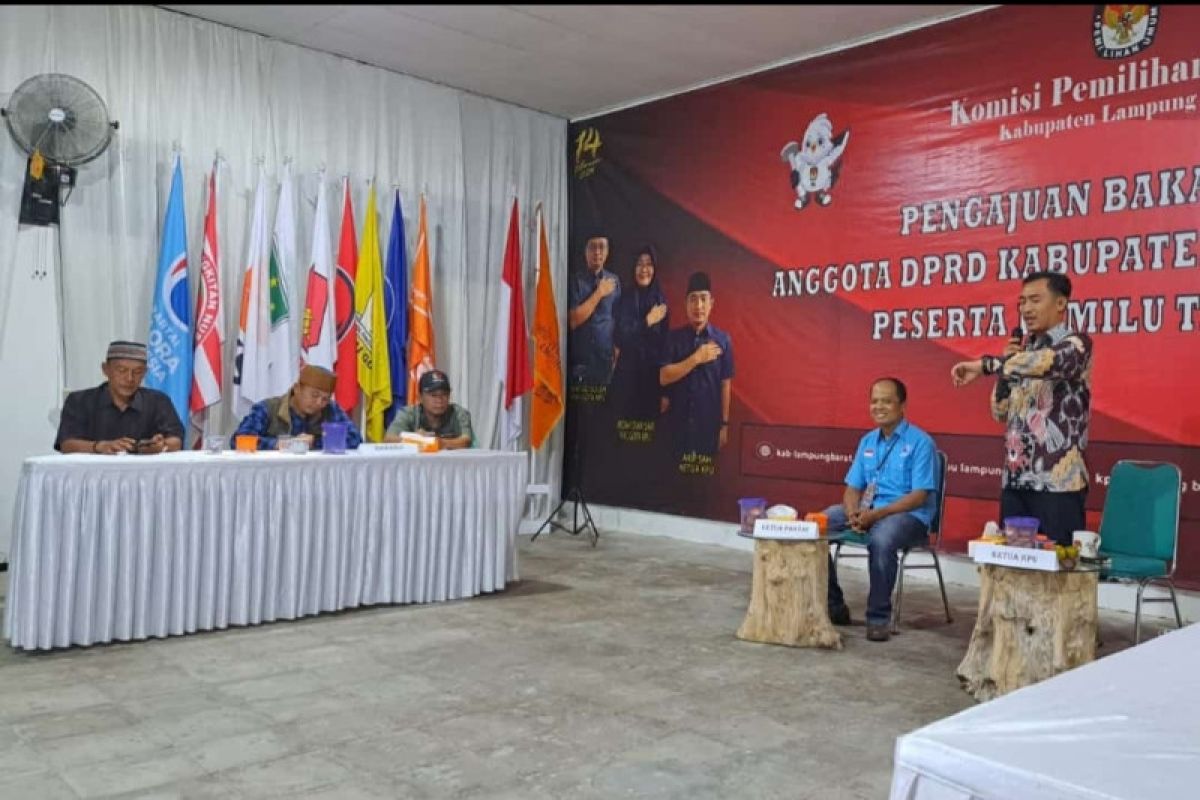 KPU Lampung Barat sebut berkas dari 13 parpol lengkap