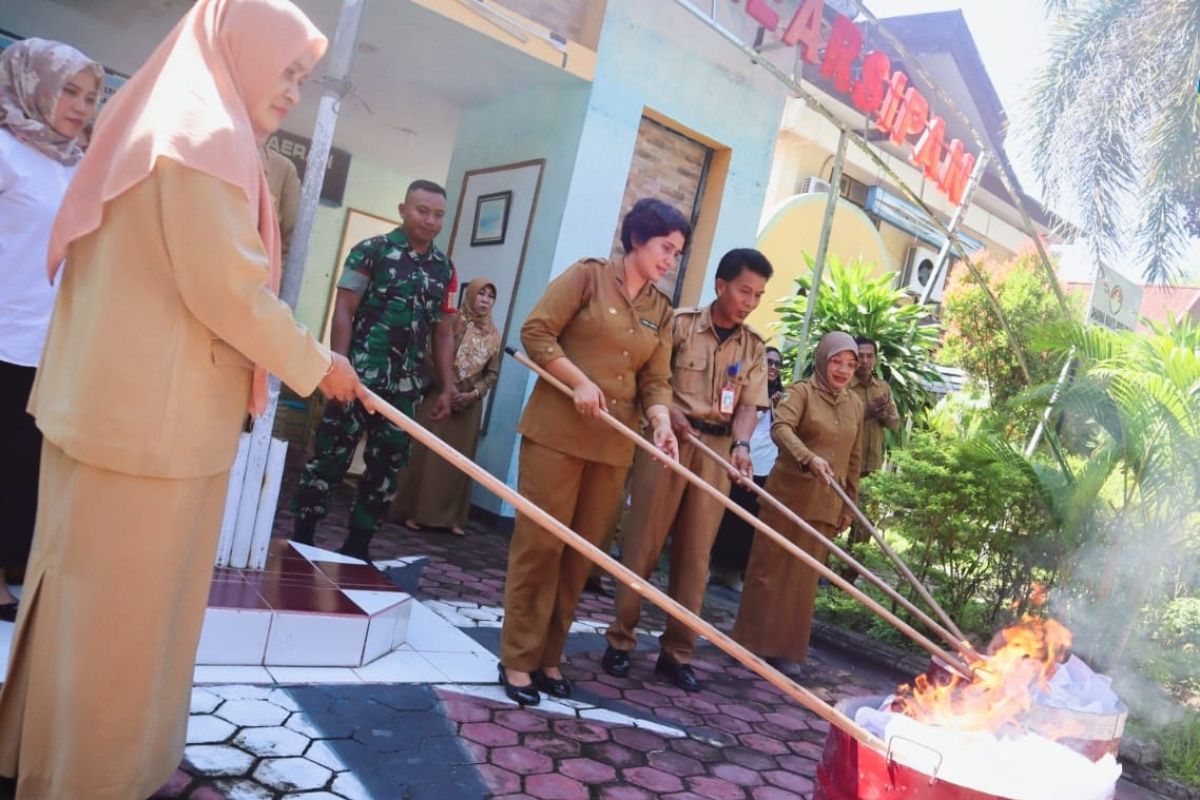 Pemkab Parigi Moutong musnahkan 1.000 arsip inaktif dengan dibakar