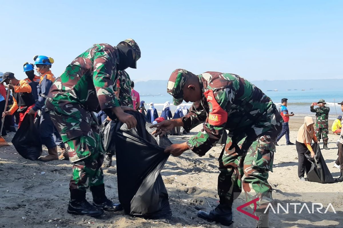 Berbagai elemen masyarakat lakukan aksi bersih-bersih Pantai Palabuhanratu