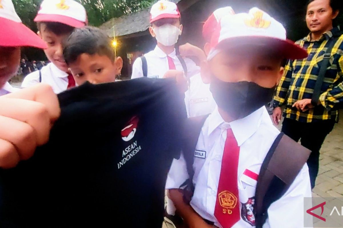 Siswa SDN 01 Pluit terima kado ultah kaus KTT ASEAN dari Jokowi