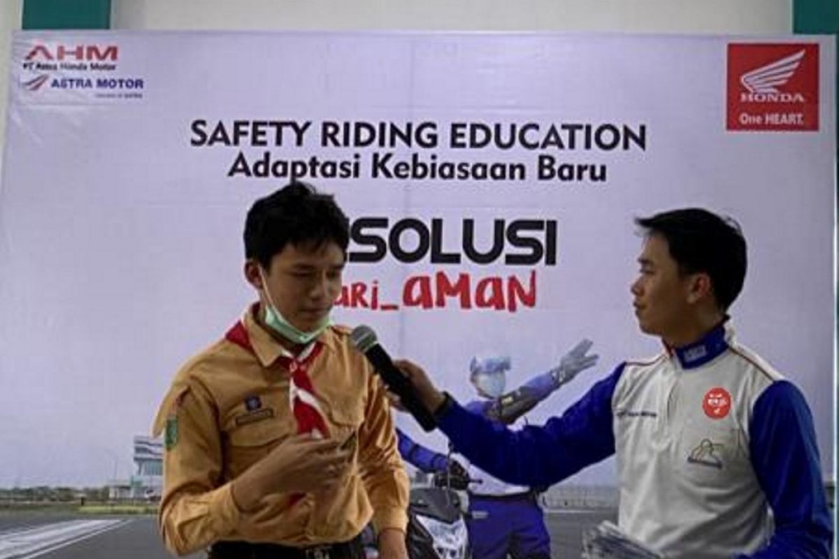 Honda Kalbar-Polisi edukasi safety riding di SMK Koperasi Pontianak