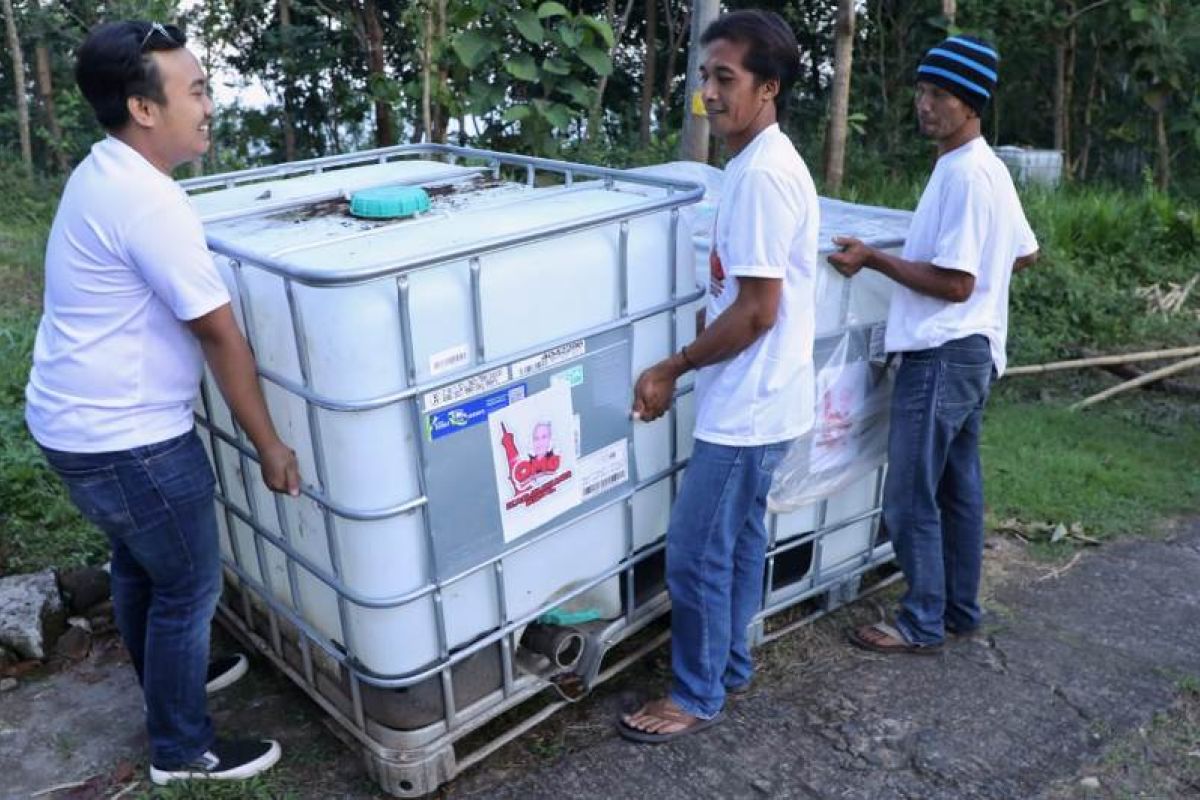 Orang Muda Ganjar DIY beri bantuan tampungan air ke warga Nglegi