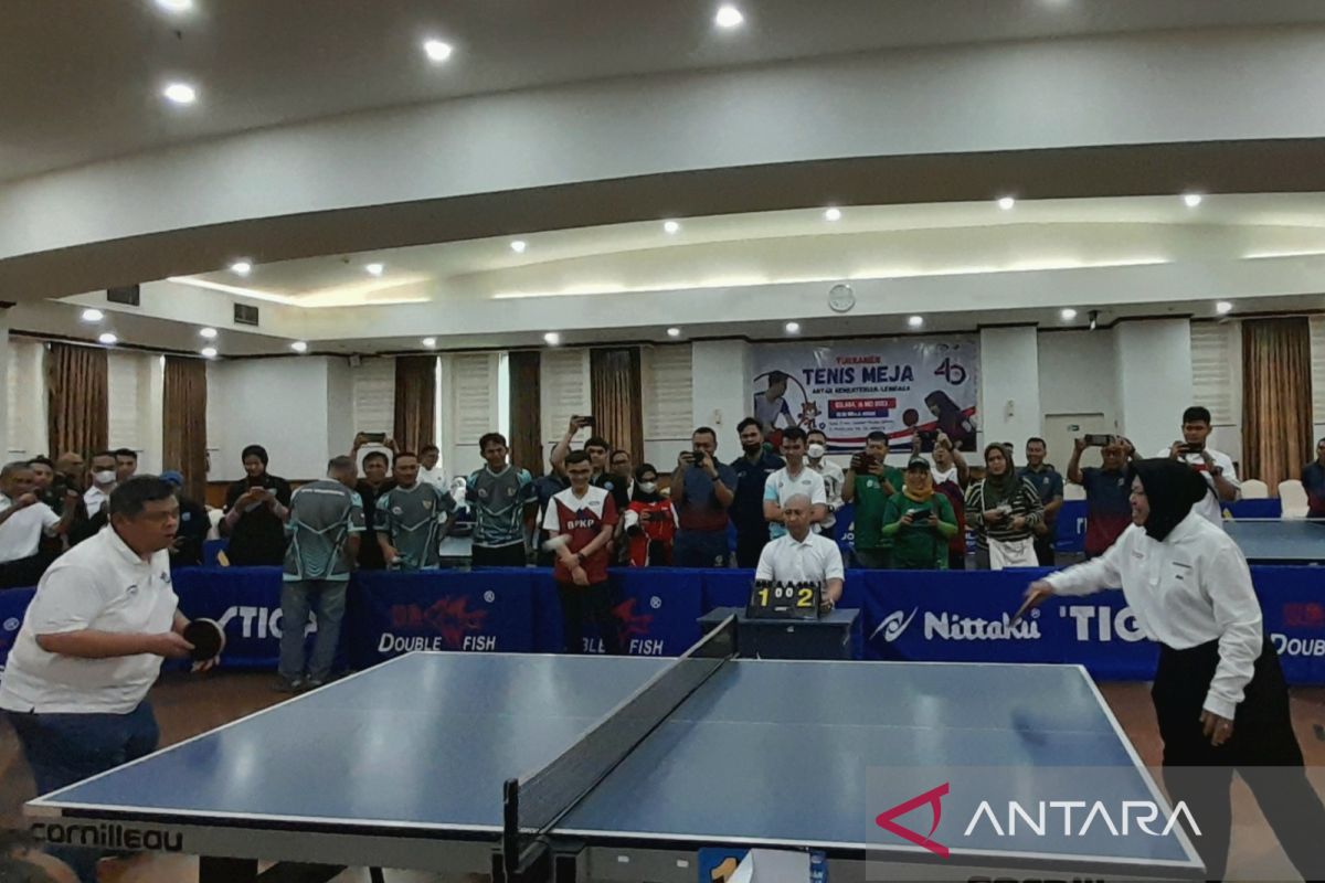 Mensos Risma dan Kepala BPKP bermain tenis meja ciptakan keakraban