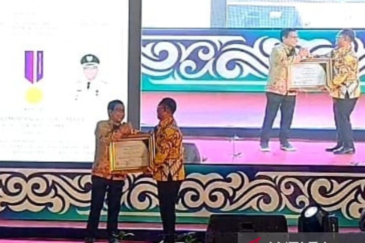 Bupati Gorontalo Utara terima penghargaan Bhakti Transmigrasi