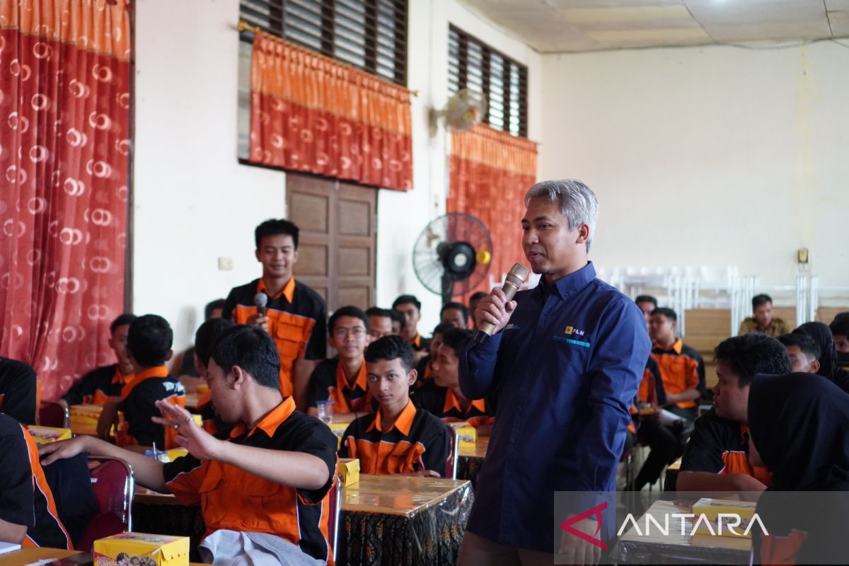 PLN gelar program mengajar di SMK Negeri 2 Banjarbaru
